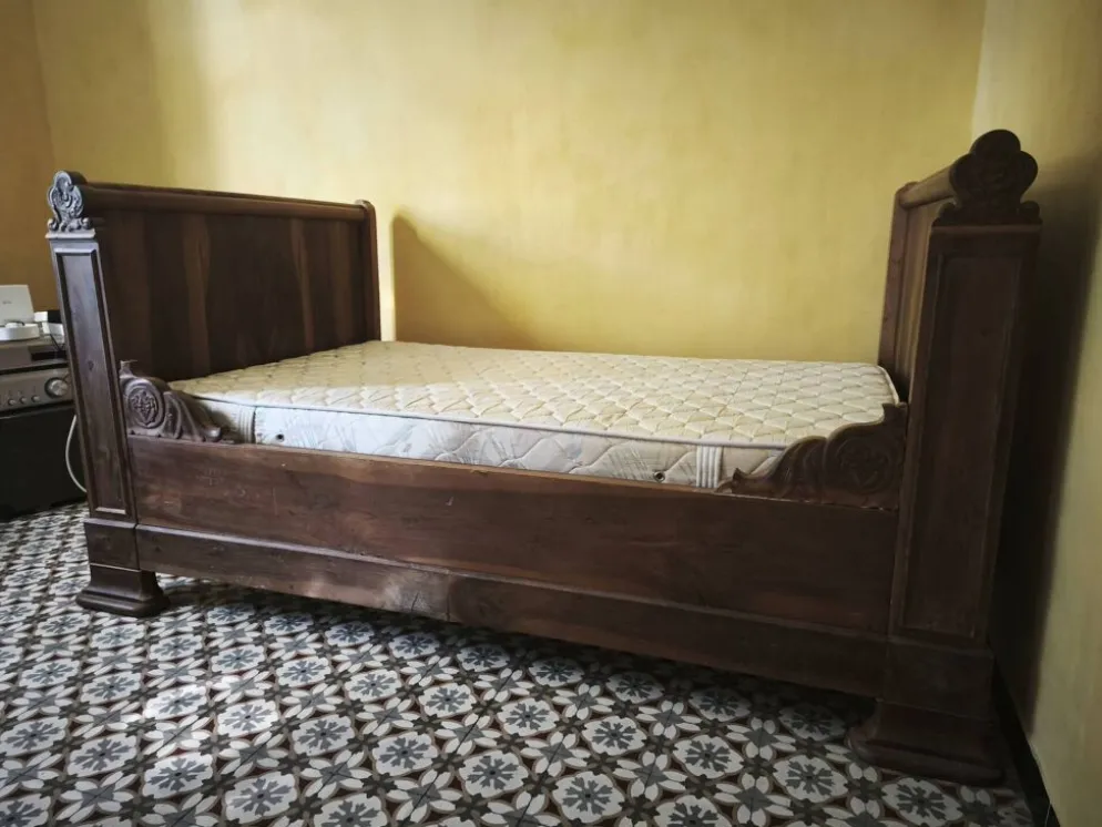 Ancien lit double en bois massif sculpté – décor floral et feuillagé – bell
