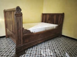 Ancien lit double en bois massif sculpté – décor floral et feuillagé – bell