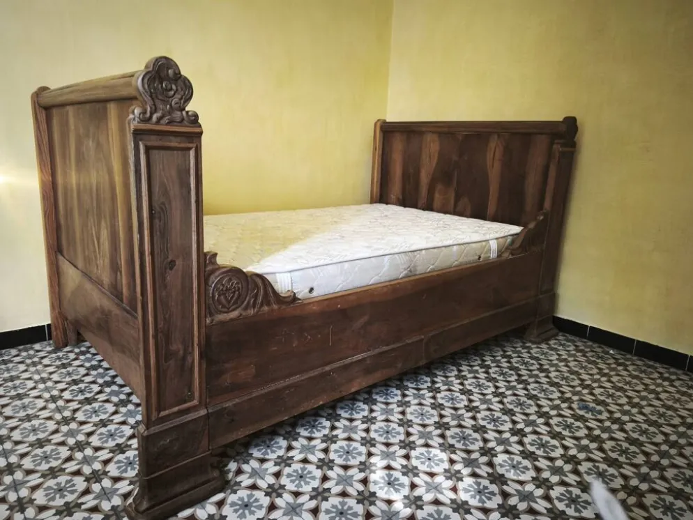 Ancien lit double en bois massif sculpté – décor floral et feuillagé – bell