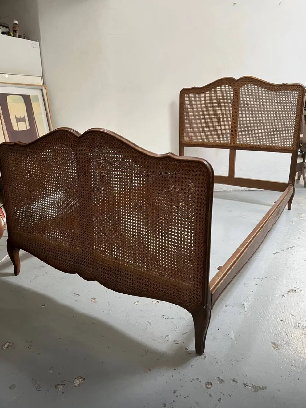 Ancien lit en bois et cannage