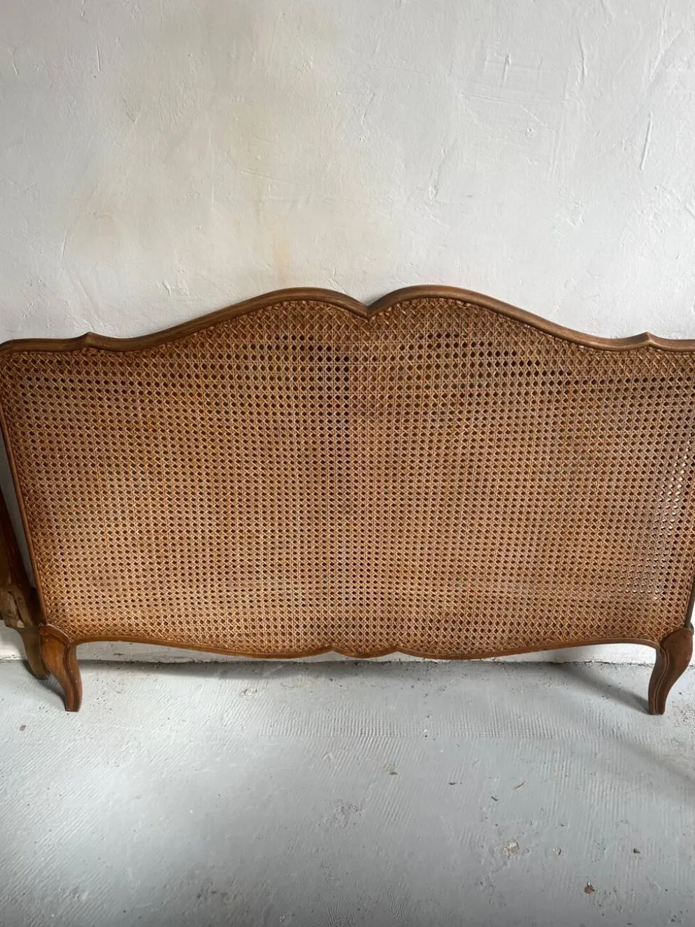 Ancien lit en bois et cannage