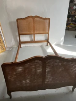 Ancien lit en bois et cannage