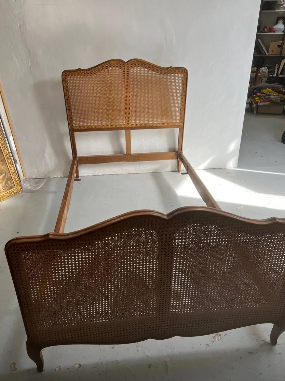 Ancien lit en bois et cannage
