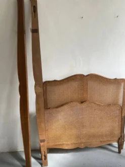 Ancien lit en bois et cannage