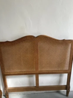 Ancien lit en bois et cannage