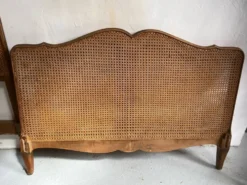 Ancien lit en bois et cannage