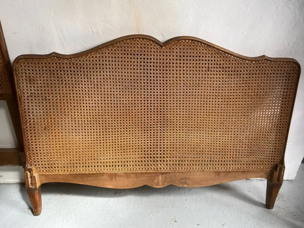 Ancien lit en bois et cannage