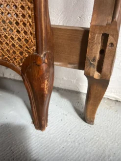 Ancien lit en bois et cannage