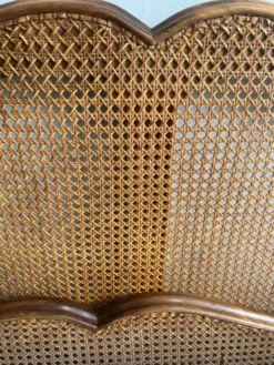 Ancien lit en bois et cannage