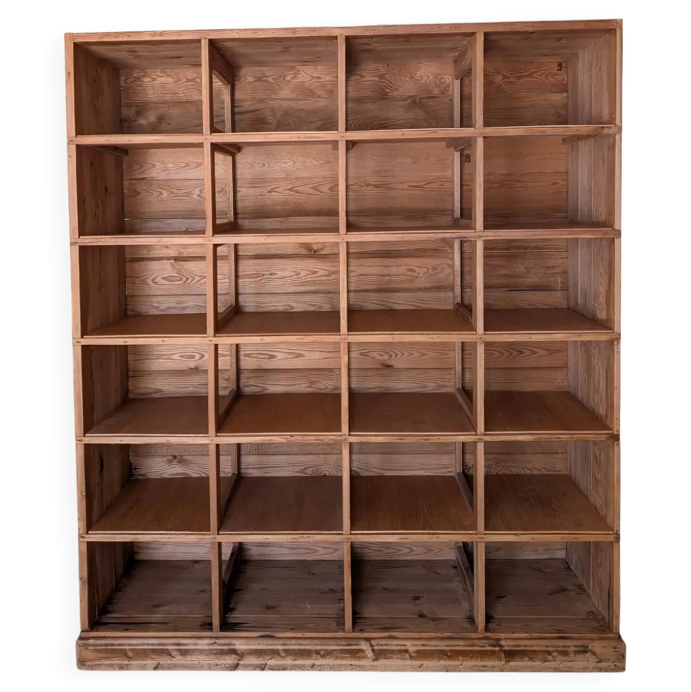 Ancien meuble à casiers en pin – 24 compartiments