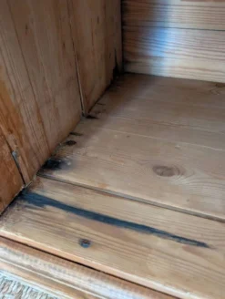Ancien meuble à casiers en pin – 24 compartiments