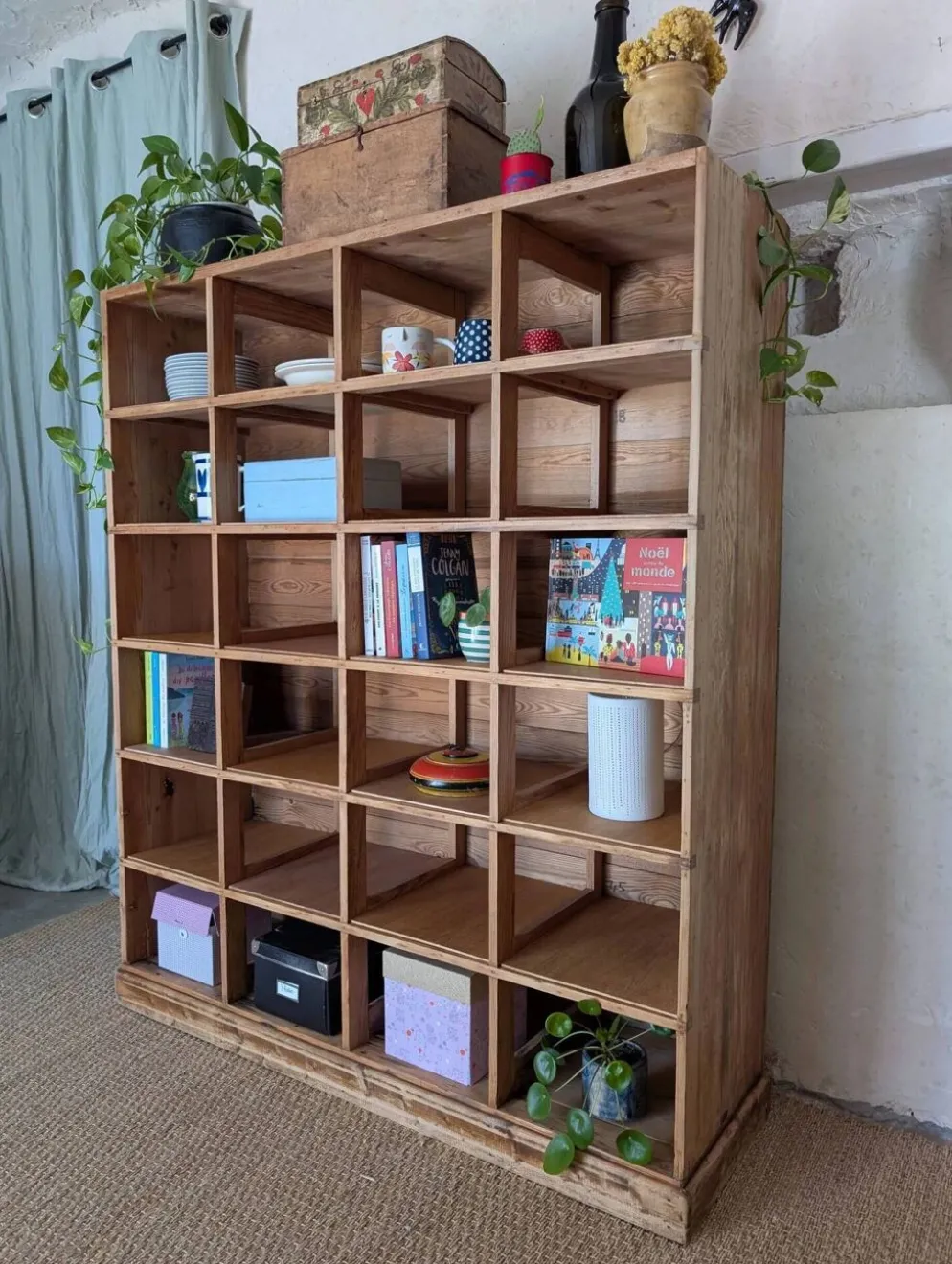 Ancien meuble à casiers en pin – 24 compartiments