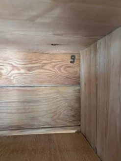 Ancien meuble à casiers en pin – 24 compartiments