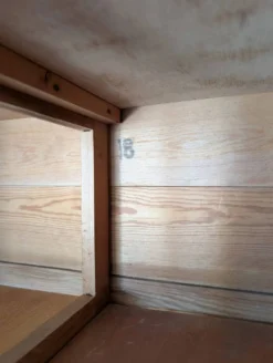 Ancien meuble à casiers en pin – 24 compartiments