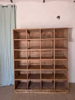 Ancien meuble à casiers en pin – 24 compartiments