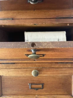 Ancien meuble à clapets