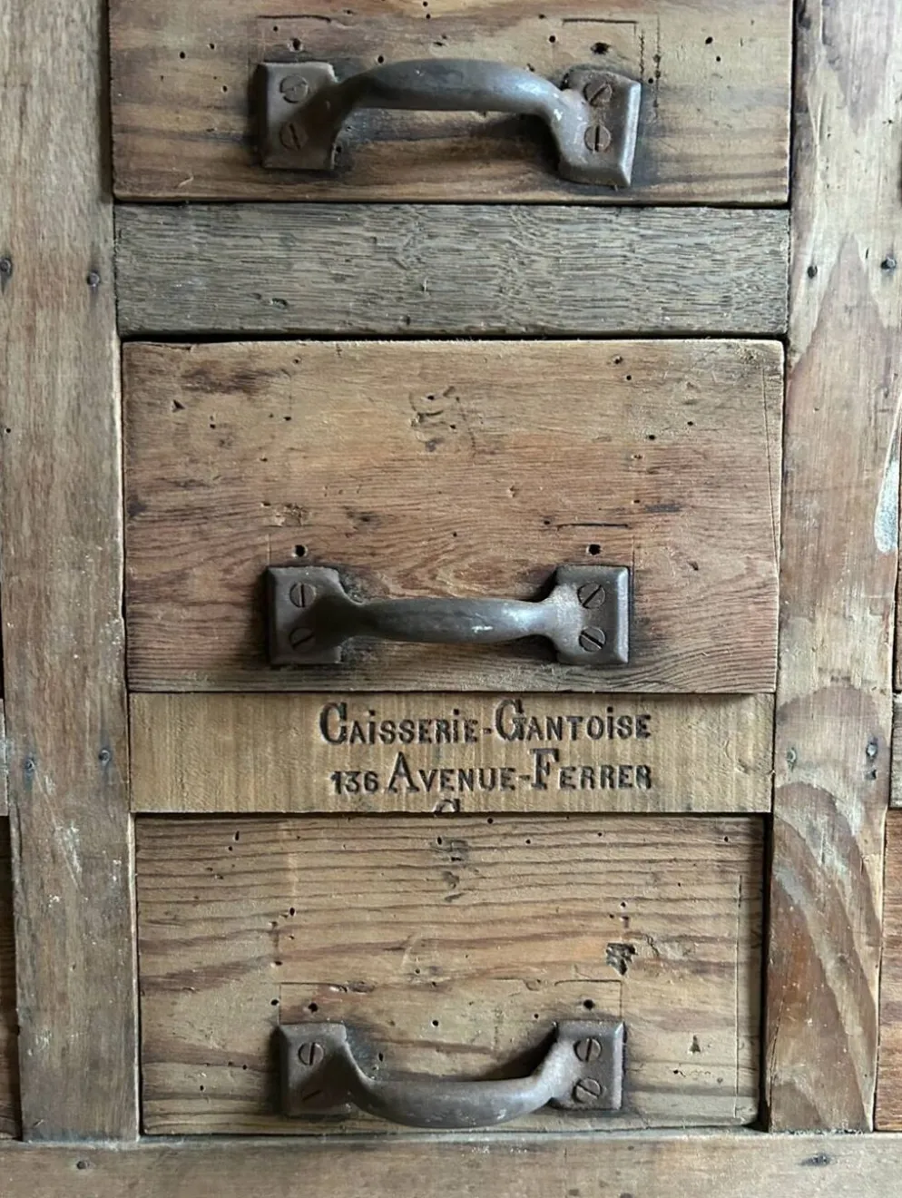 Ancien meuble de metier à multiples tiroirs
