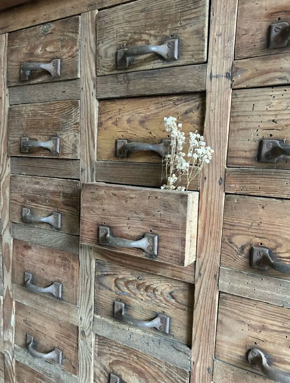 Ancien meuble de metier à multiples tiroirs