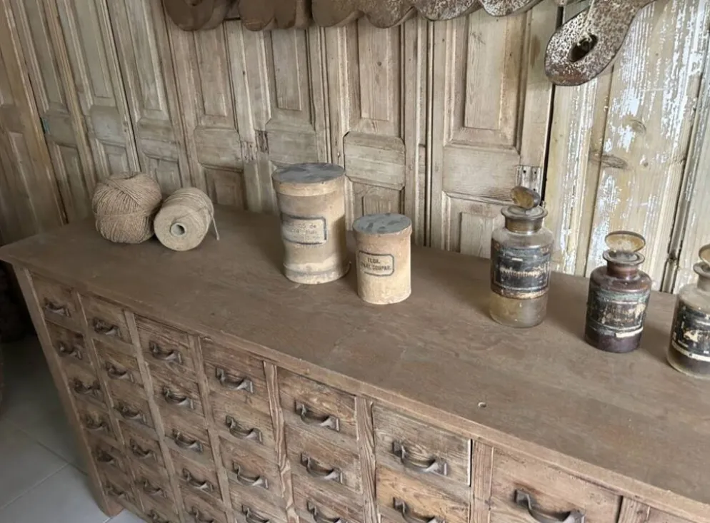 Ancien meuble de metier à multiples tiroirs