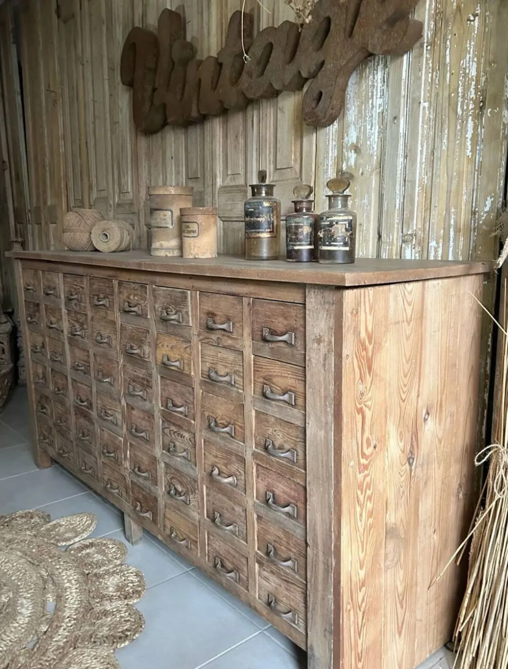 Ancien meuble de metier à multiples tiroirs