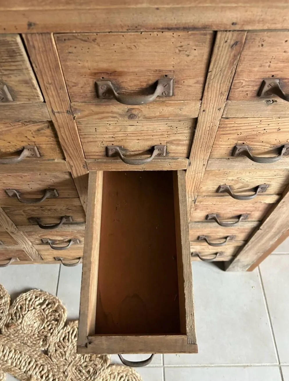 Ancien meuble de metier à multiples tiroirs