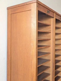 Ancien meuble de métier, classeur à rideaux en chêne