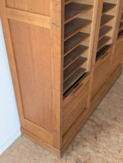Ancien meuble de métier, classeur à rideaux en chêne