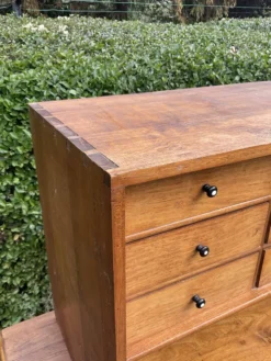Ancien meuble de métier à poser en bois massif