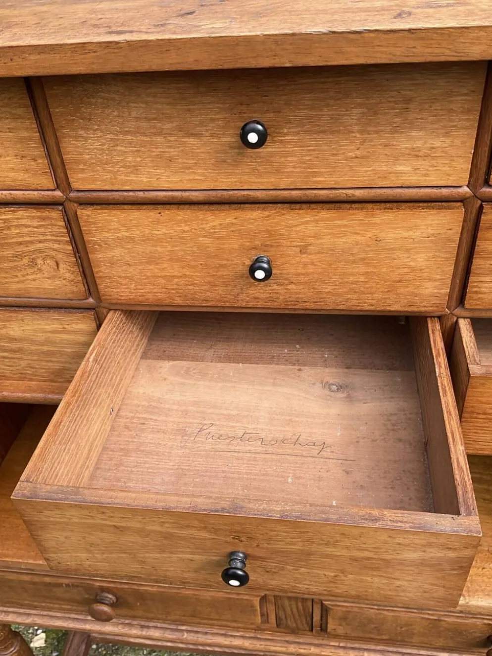 Ancien meuble de métier à poser en bois massif