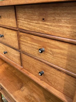 Ancien meuble de métier à poser en bois massif