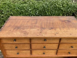 Ancien meuble de métier à poser en bois massif