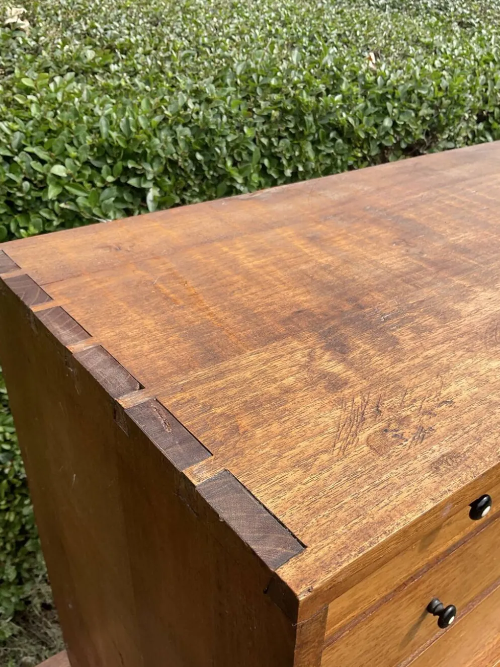 Ancien meuble de métier à poser en bois massif