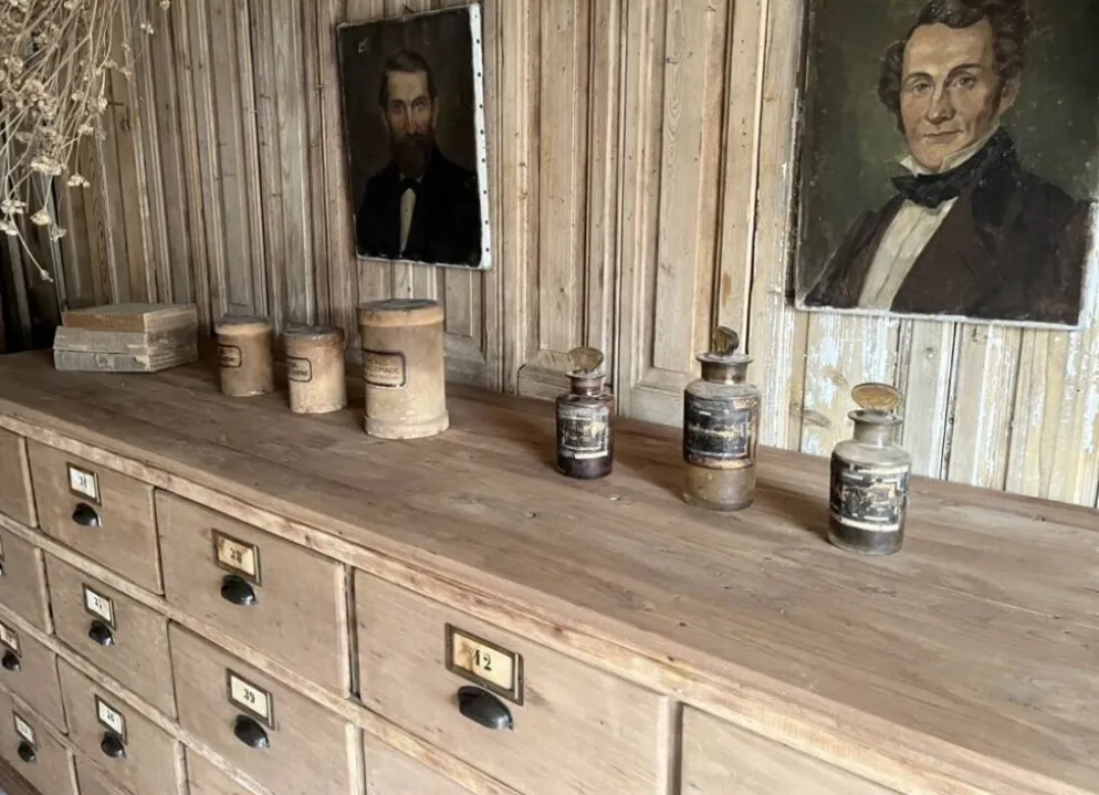 Ancien meuble de métier à tiroirs