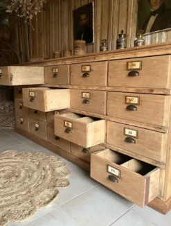 Ancien meuble de métier à tiroirs