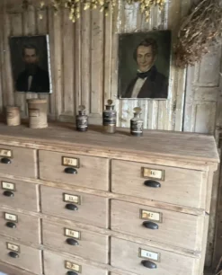 Ancien meuble de métier à tiroirs
