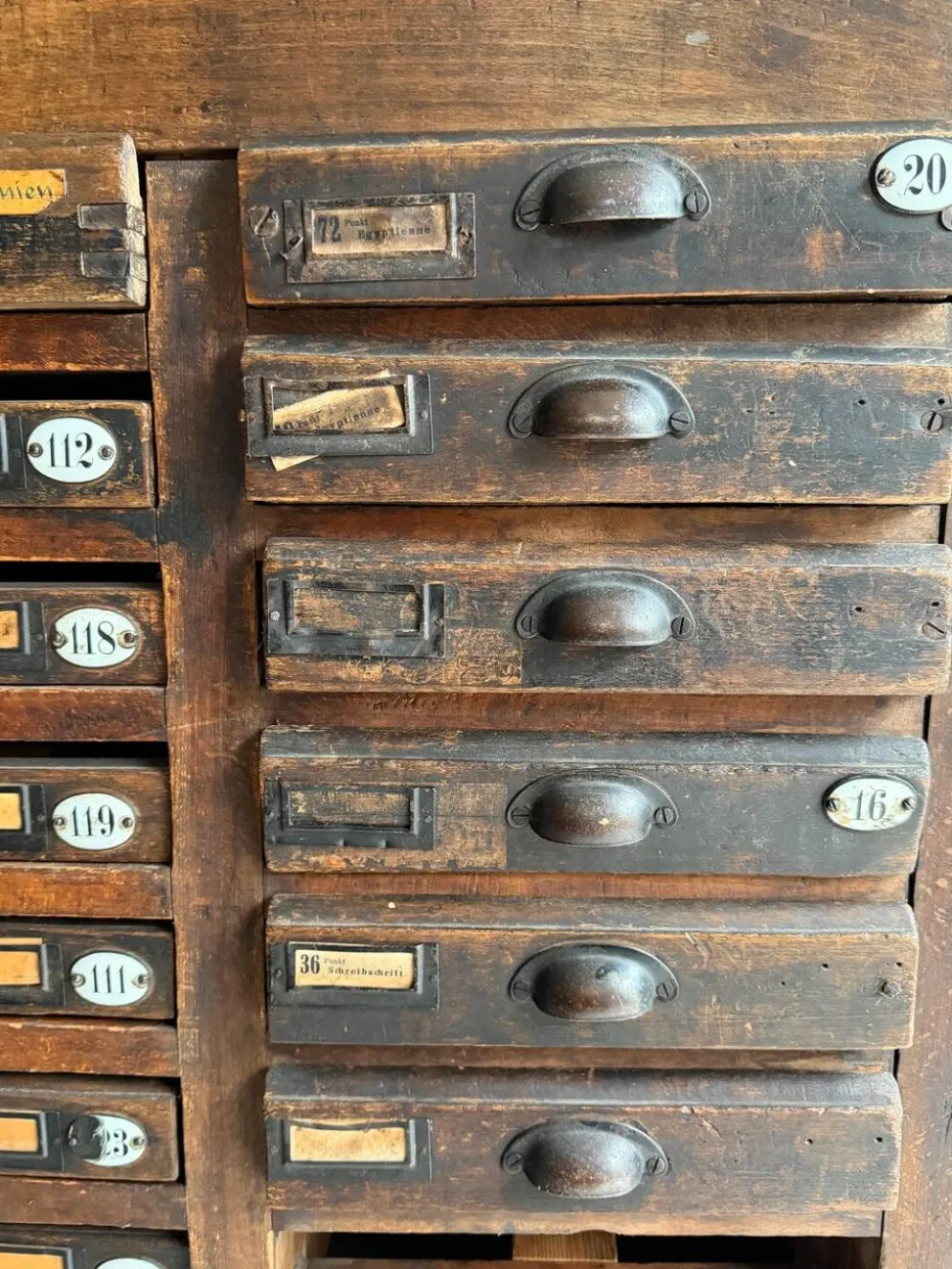 Ancien meuble de métier à tiroirs