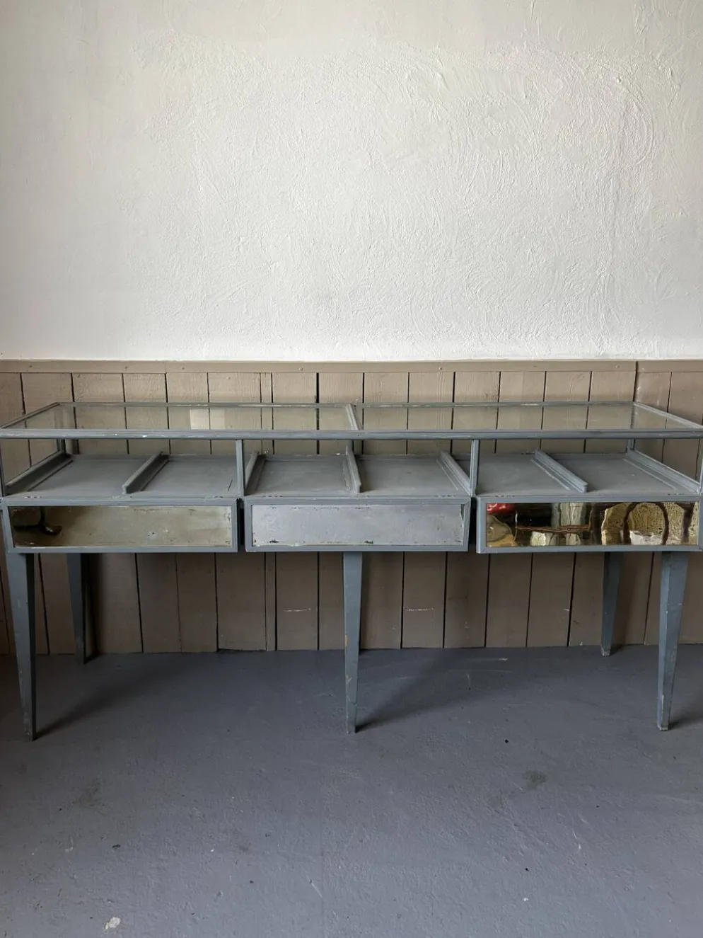 Ancien meuble de présentation de grand magasin – vitrine de bijouterie