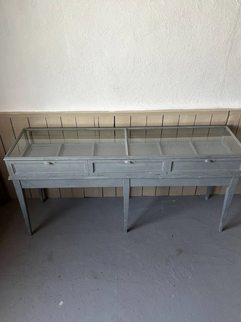 Ancien meuble de présentation de grand magasin – vitrine de bijouterie