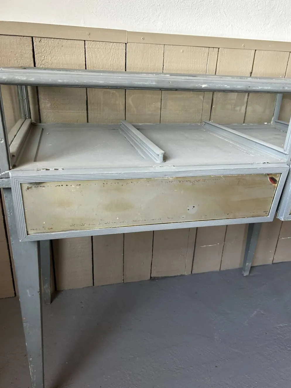 Ancien meuble de présentation de grand magasin – vitrine de bijouterie