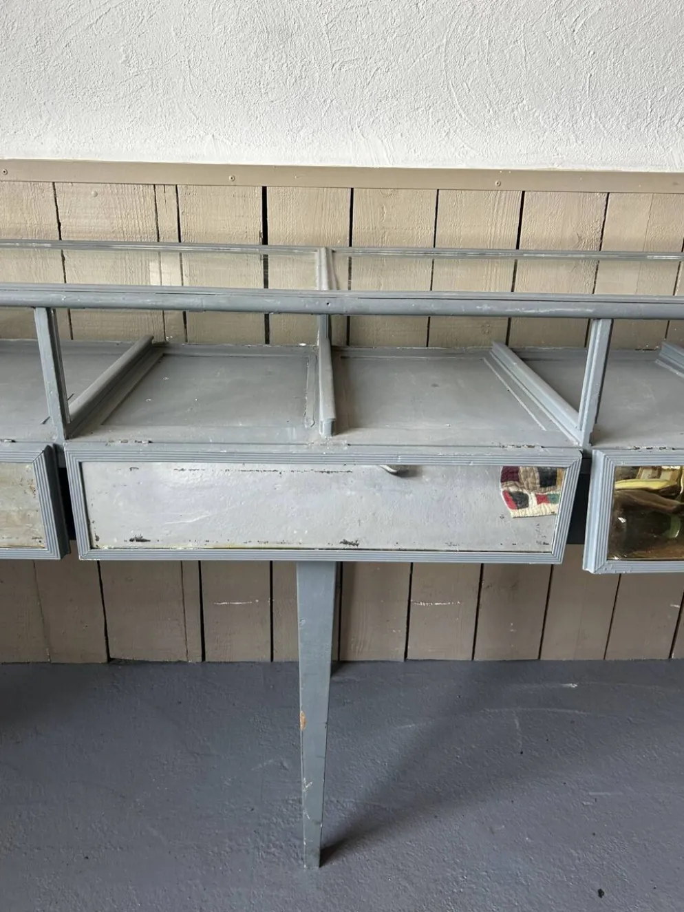 Ancien meuble de présentation de grand magasin – vitrine de bijouterie