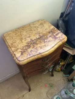Ancien meuble de rangement avec ornements et plateau en marbre