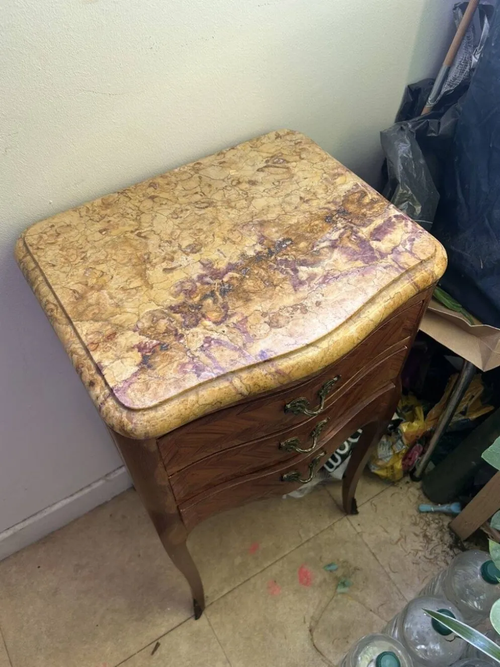 Ancien meuble de rangement avec ornements et plateau en marbre