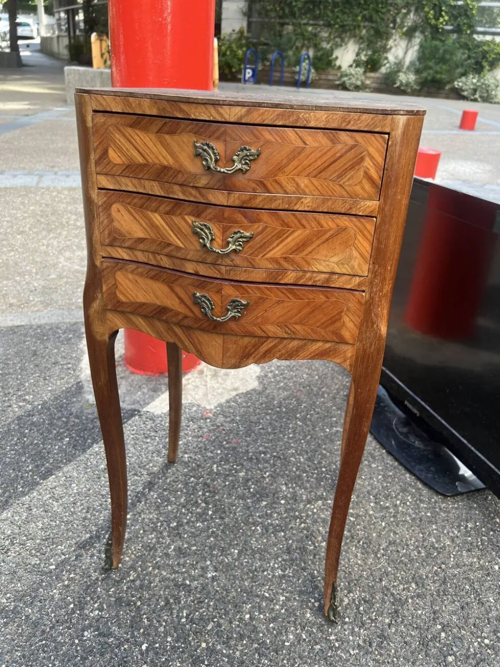 Ancien meuble de rangement avec ornements et plateau en marbre