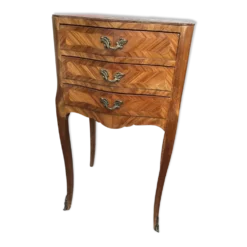 Ancien meuble de rangement avec ornements et plateau en marbre