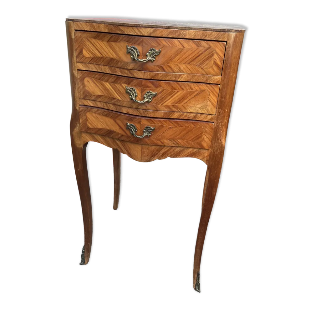 Ancien meuble de rangement avec ornements et plateau en marbre
