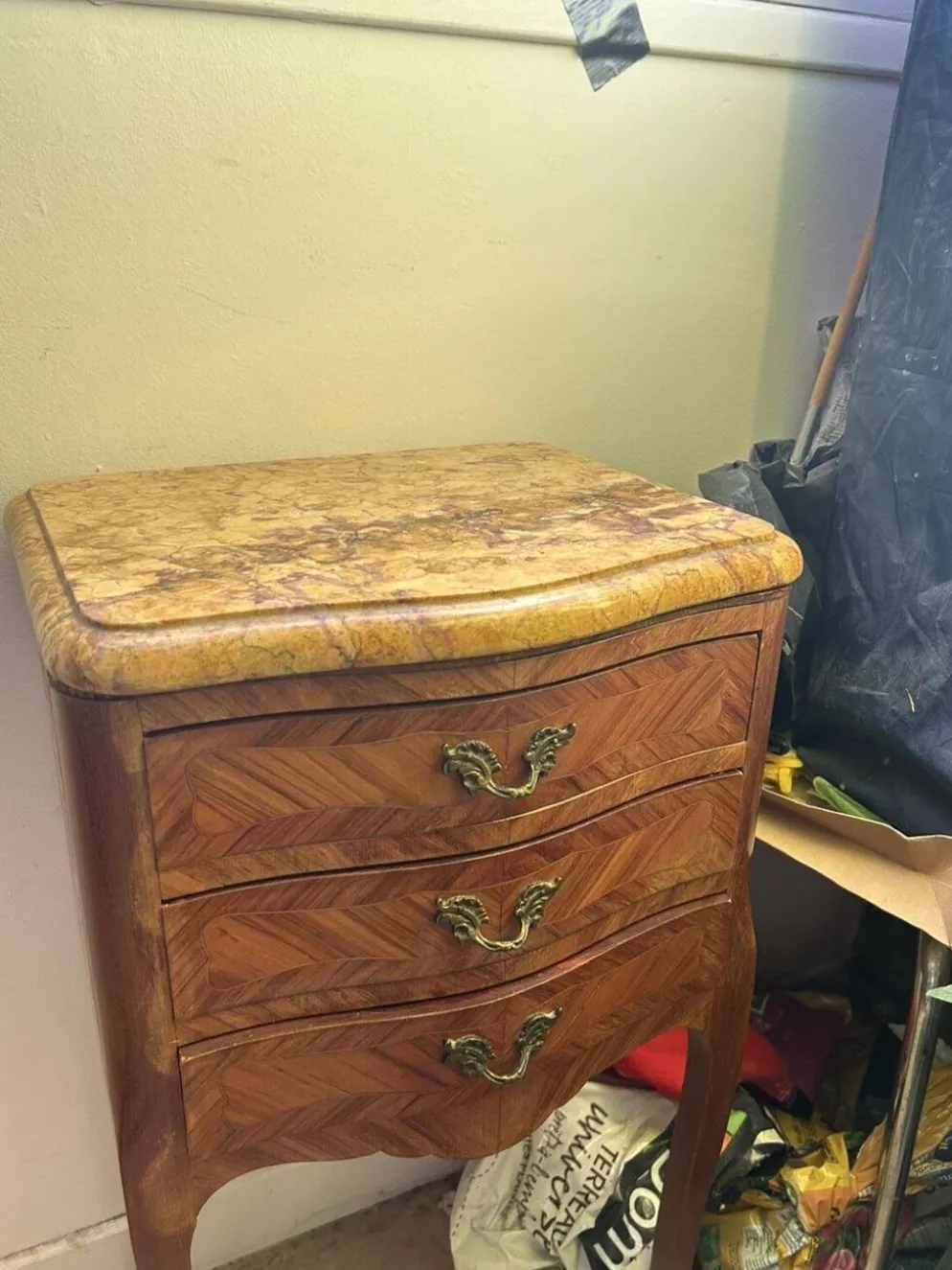 Ancien meuble de rangement avec ornements et plateau en marbre