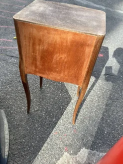 Ancien meuble de rangement avec ornements et plateau en marbre