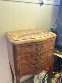 Ancien meuble de rangement avec ornements et plateau en marbre