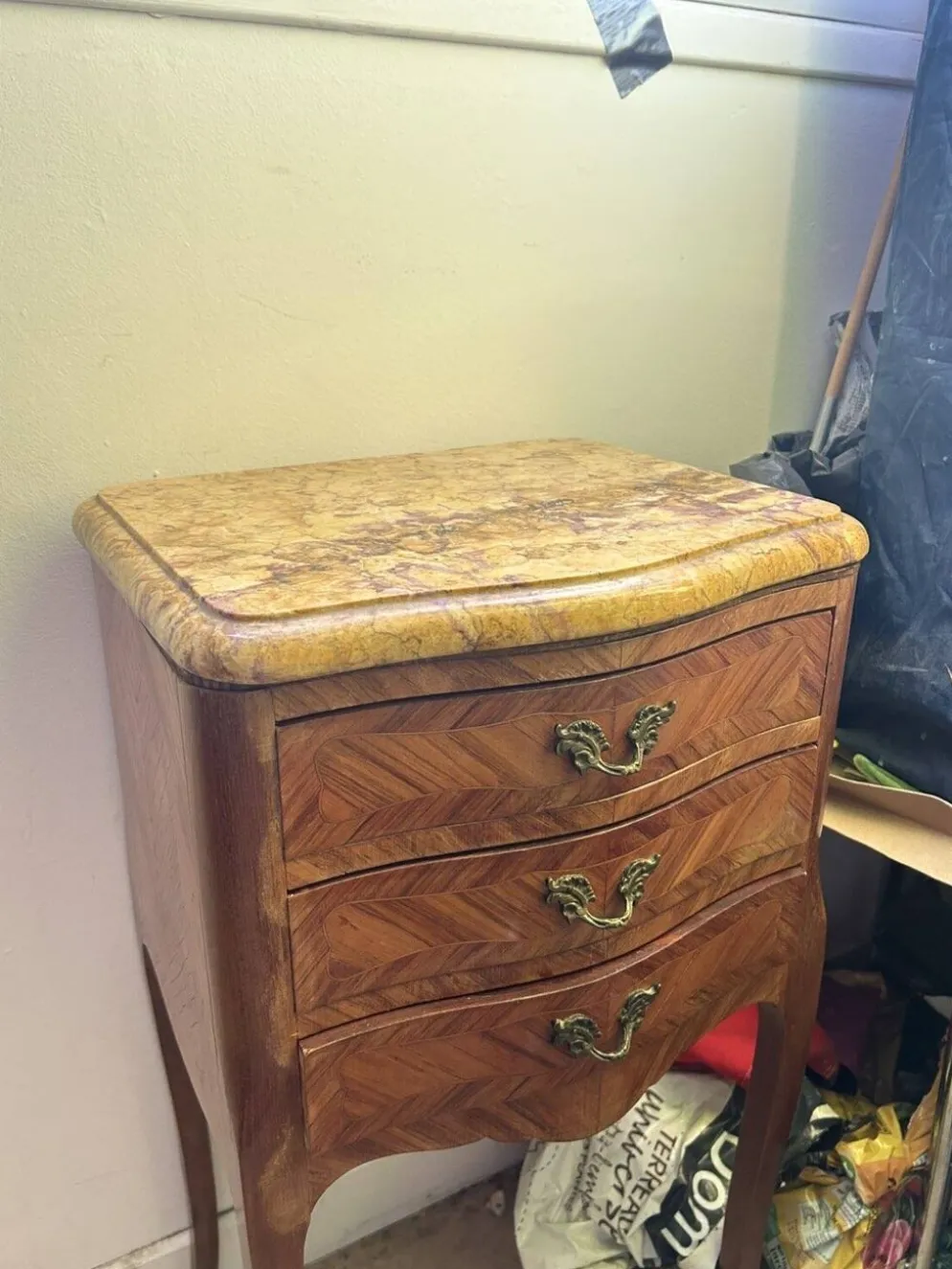 Ancien meuble de rangement avec ornements et plateau en marbre