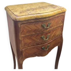 Ancien meuble de rangement avec ornements et plateau en marbre